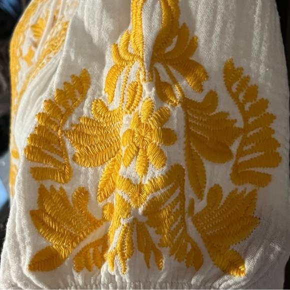 Clarte Claire Embroidery Detail Top - Picture 7 of 11